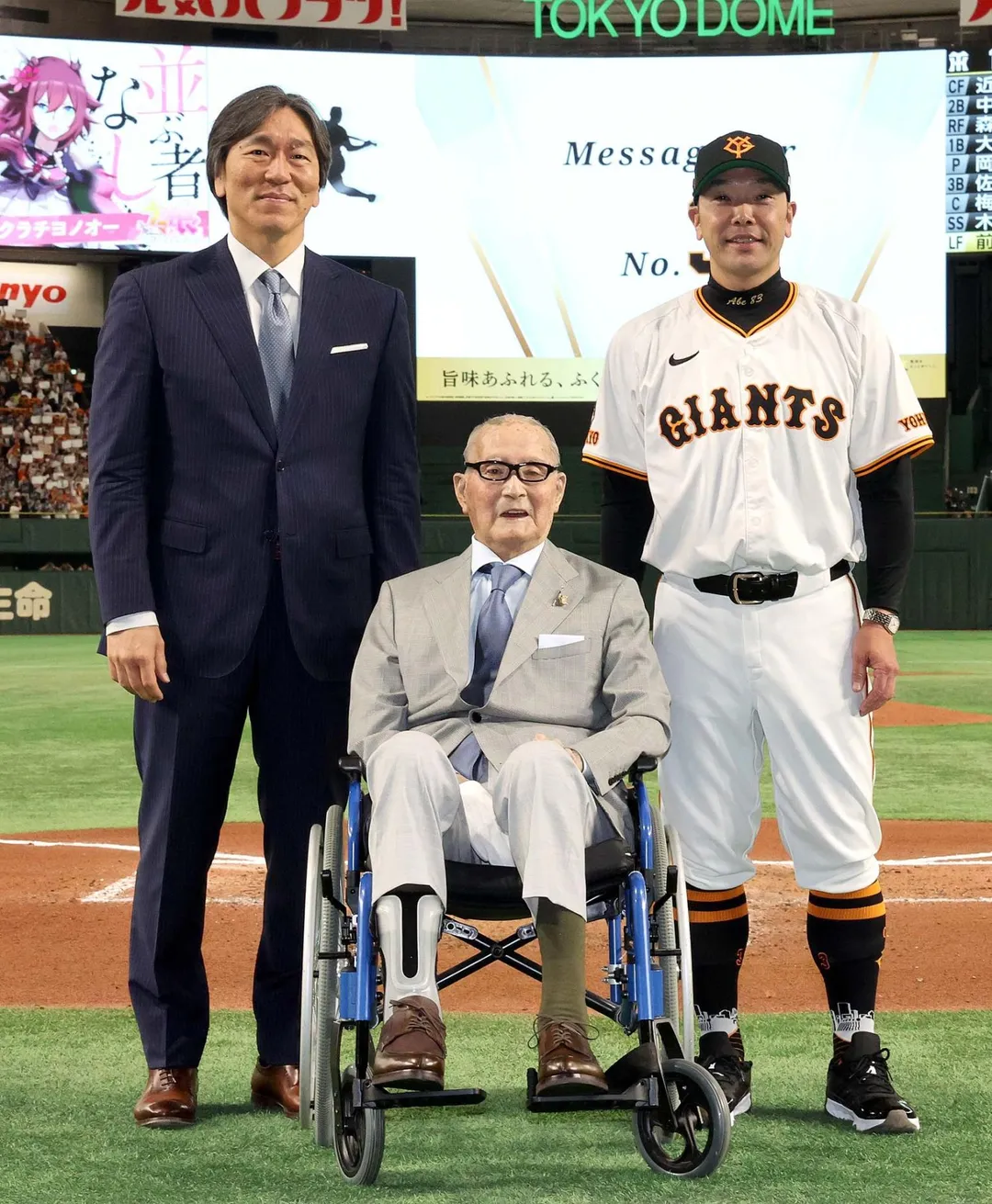 松井秀喜（左）與恩師長嶋茂雄（中）合影。（圖／翻攝自讀賣巨人社群平台X）