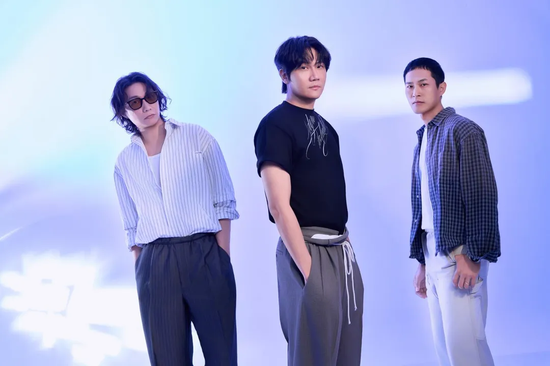阿奎（右）今年生日慘遭團員動員全公司惡整。（圖／相信音樂 提供）