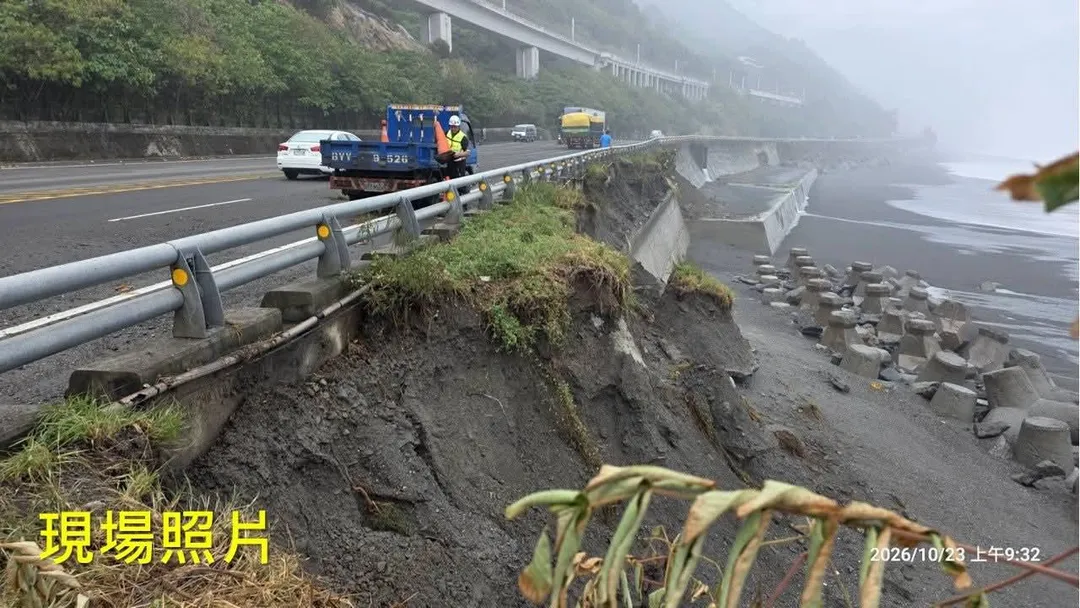 台9線400k+900多良路段海側覆土流失約40公尺，該路段已於昨（22日）18時因長浪侵襲封閉外側車道管制通行。（圖／南區養護工程分局）