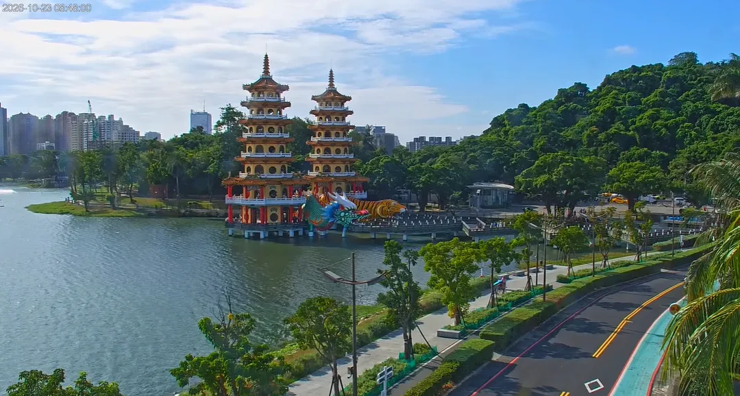 高雄蓮池潭今天一早晴空萬里。（圖／取自高雄旅遊網YT）