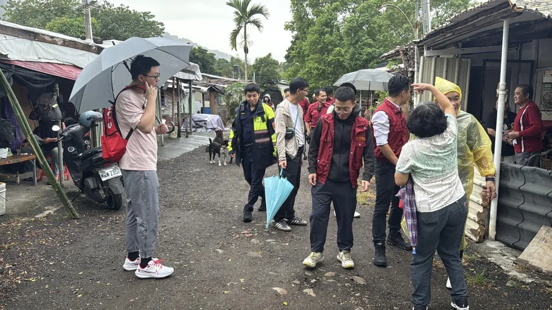 警方配合市府撤離南靖部落居民。（圖／翻攝畫面）