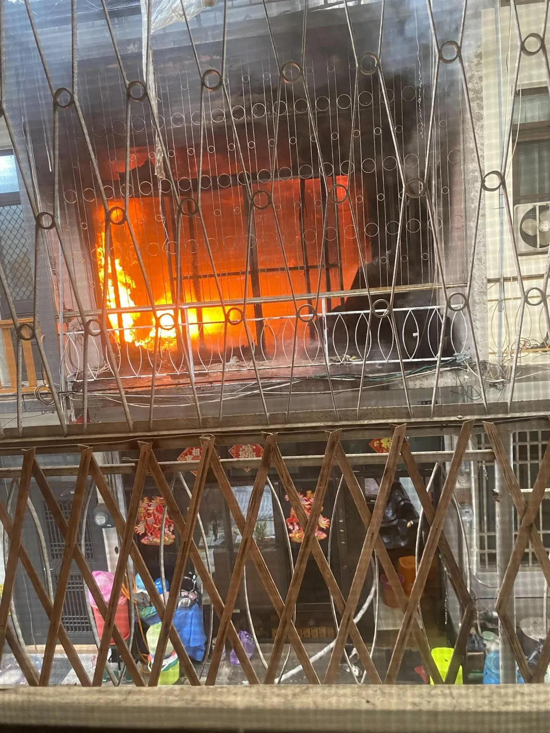 住宅2樓的火勢猛烈往上燒向3樓。（圖／翻攝畫面）