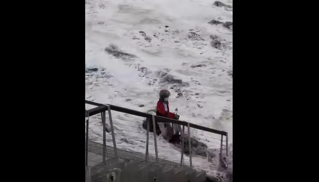 目擊網友拍下老翁執意騎車涉水,隨即遭巨浪吞噬瞬間。(圖/threads@andrewrururu授權提供)