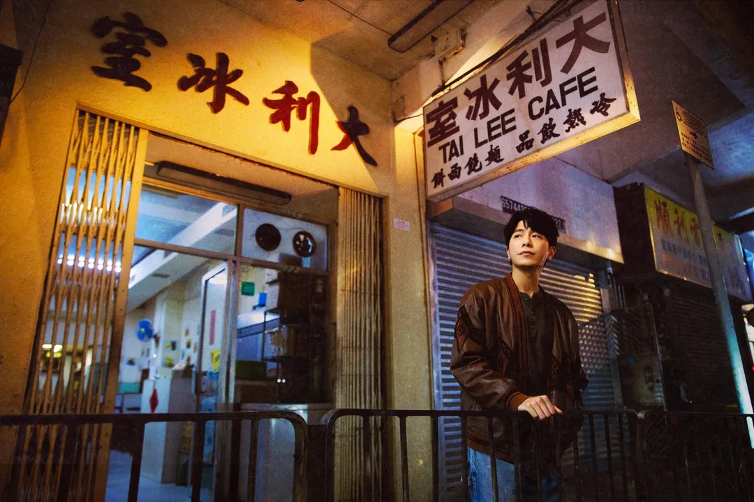 韋禮安在新歌MV中化身香港茶餐廳魚蛋小哥。（圖／索尼音樂 提供）