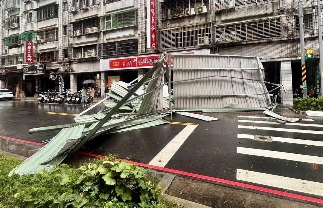 鐵皮鋼架掉落阻礙雙向車道。（圖／翻攝畫面）