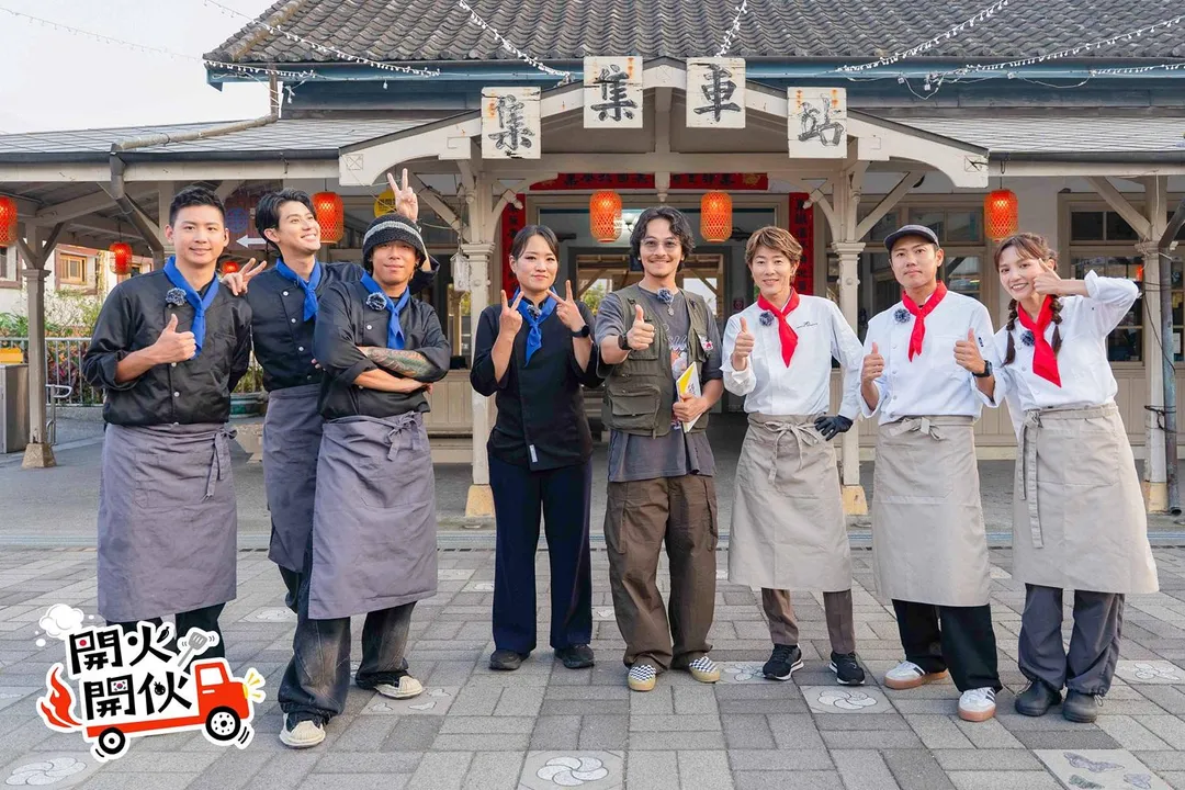 施捷夫（左起）、李玉璽、健志、鄭智善、楊銘威、川越達也、洋蔥、Dora謝雨芝日前至南投集集車站錄製《開火開伙》。（圖／TVBS提供）