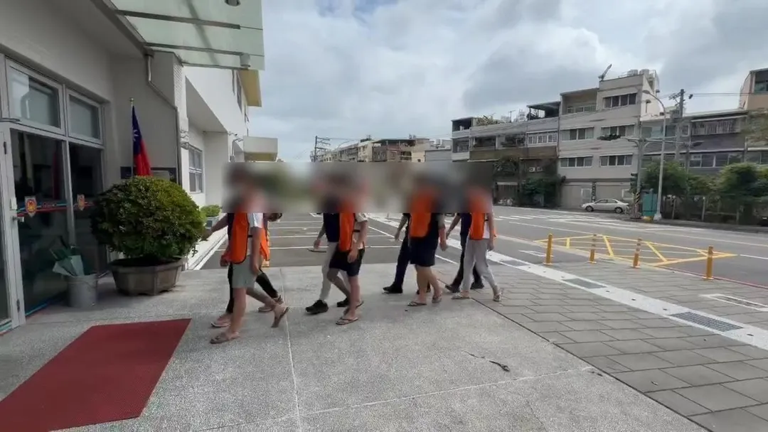 涉案8人全數落網並查扣2把刀械,依殺人未遂等罪嫌送辦。(圖/警方提供)