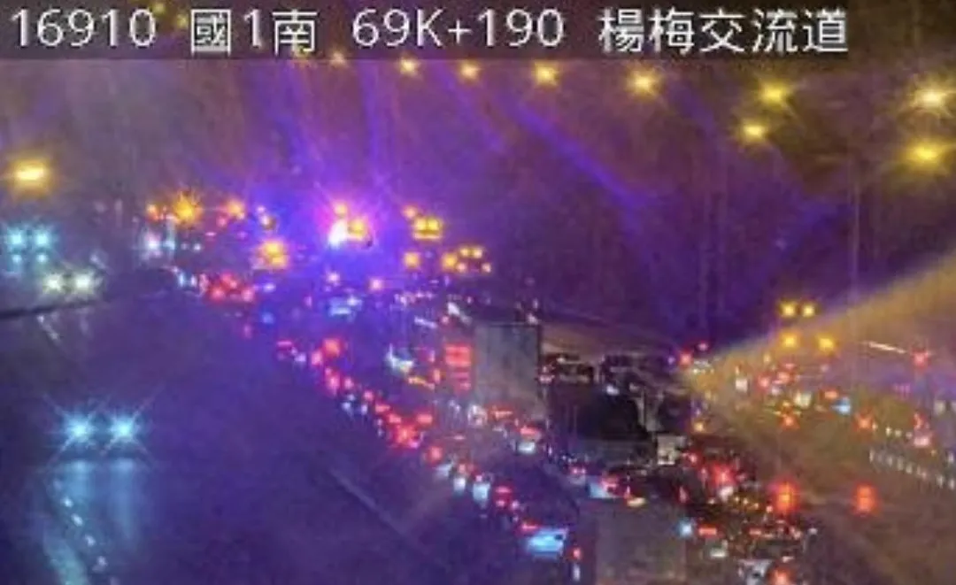 國道1號傍晚發生貨櫃車翻覆事故。(圖/翻攝自國道公路即時網)