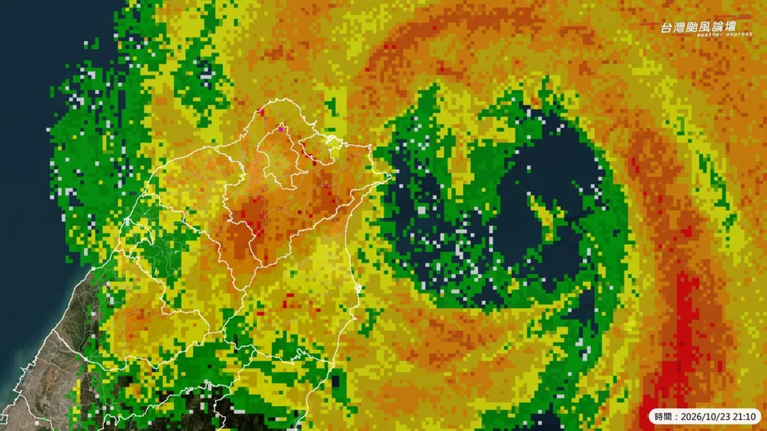 颱風薔琵於23日晚間緊貼東北角近海，因地形影響逆時針打轉，中心距岸不足50公里。（圖／翻攝自台灣颱風論壇｜天氣特急）