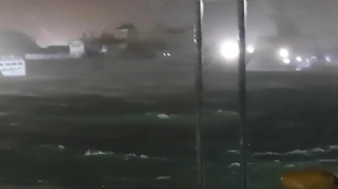 基隆市中正區正濱漁港港內浪濤湧動，海浪不斷拍打上碼頭邊，發出陣陣聲響。（圖／翻攝畫面）