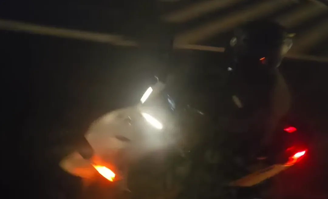 公車司機在關渡大橋上幫忙機車騎士擋風。（圖／Threads網友jack_uken授權提供）