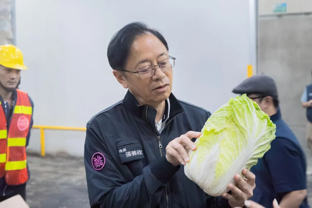 張善政視察果菜冷藏倉儲。（圖／桃園市政府）