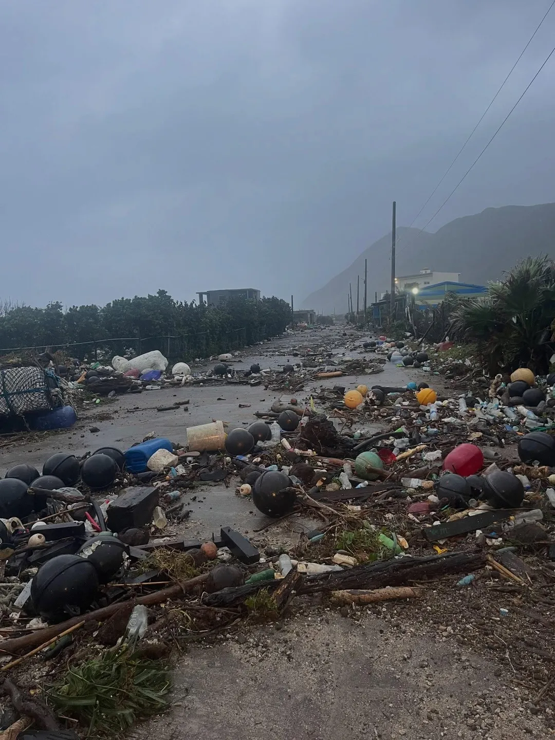 蘭嶼冷泉遭颱風肆虐，現場宛如被轟炸般。（圖／Threads網友@lanyu_110_bar提供）