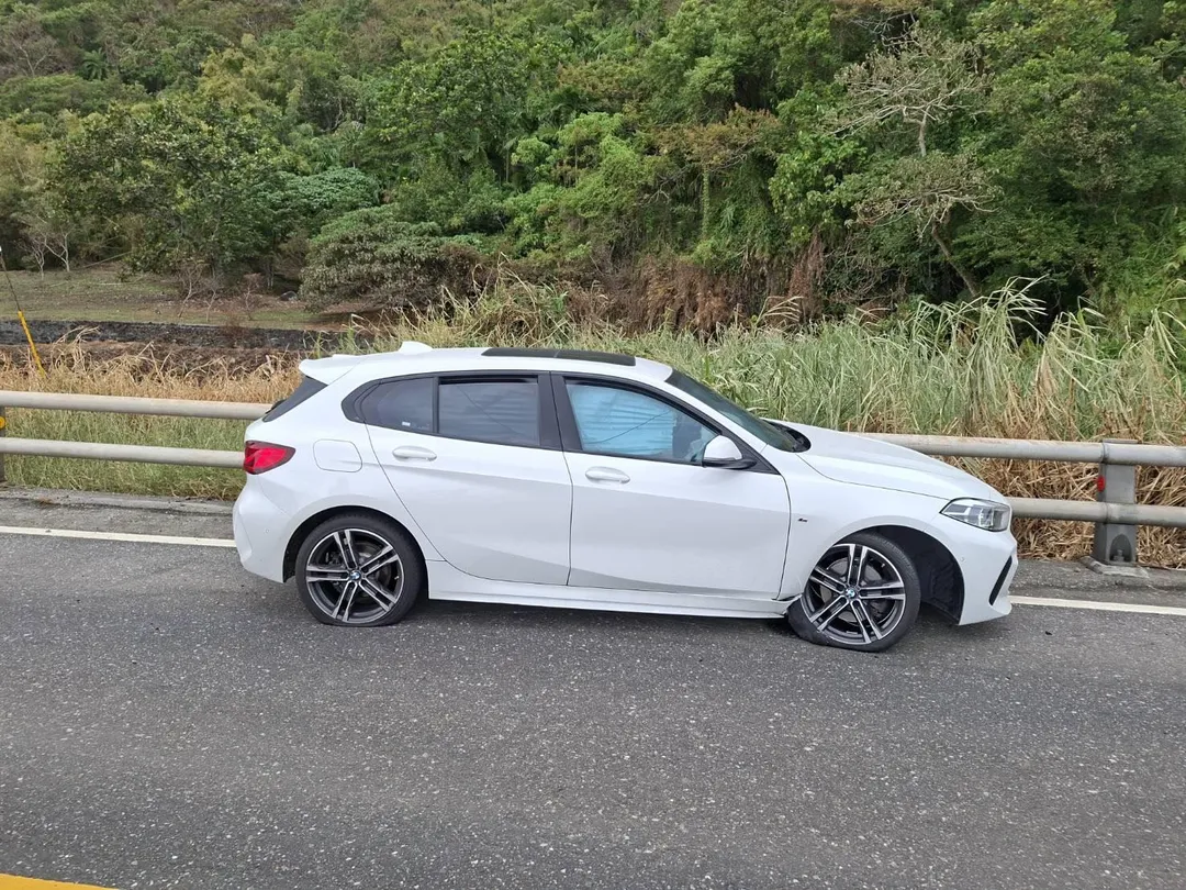 另輛轎車也為了閃避天坑失控右前輪同樣爆胎。（圖／中天新聞）