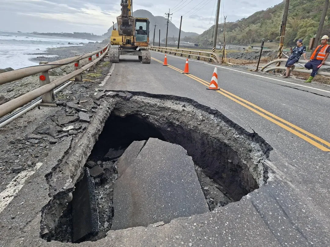 台11線61公里北上車道路面塌陷。（圖／中天新聞）