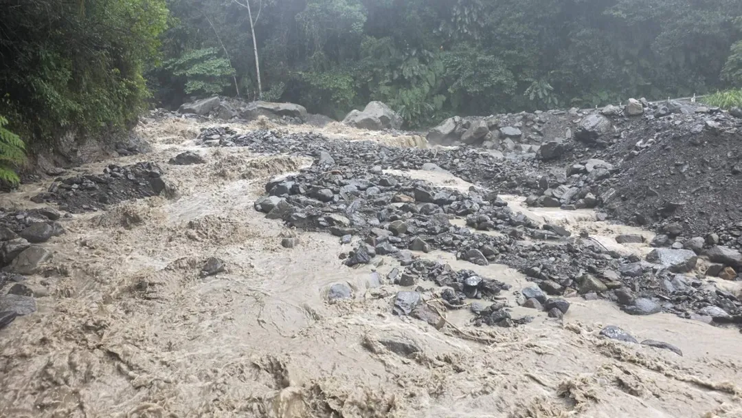 新竹外坪村道路滿是石頭。（圖／翻攝畫面，下同）