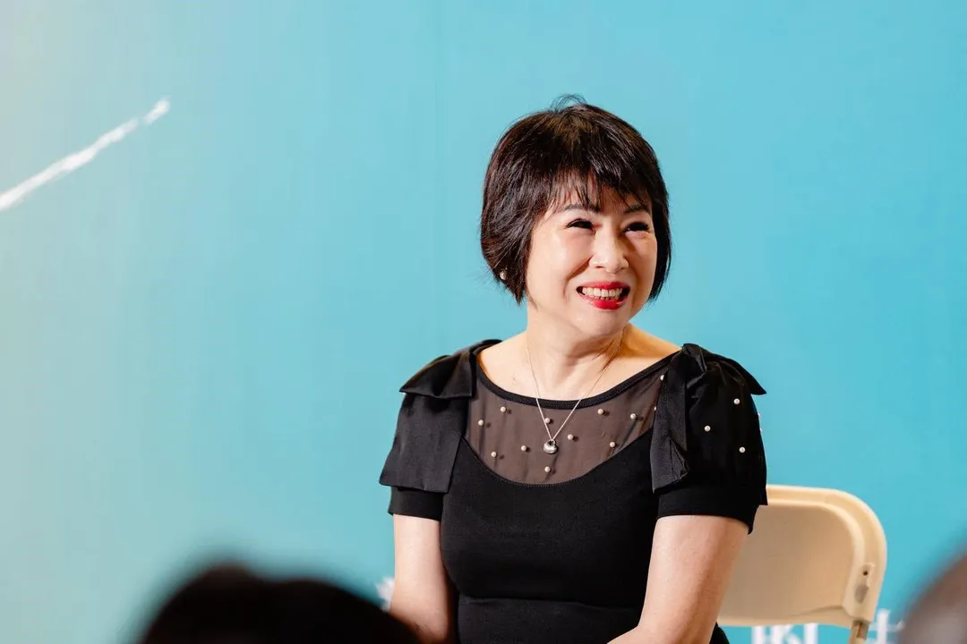知名鋼琴家柯嘉慧於43歲時確診子宮內膜癌，經歷復發與轉移，長達10年間接受化療、質子治療、免疫治療及17次大小手術。(圖/翻攝自癌症希望基金會臉書)
