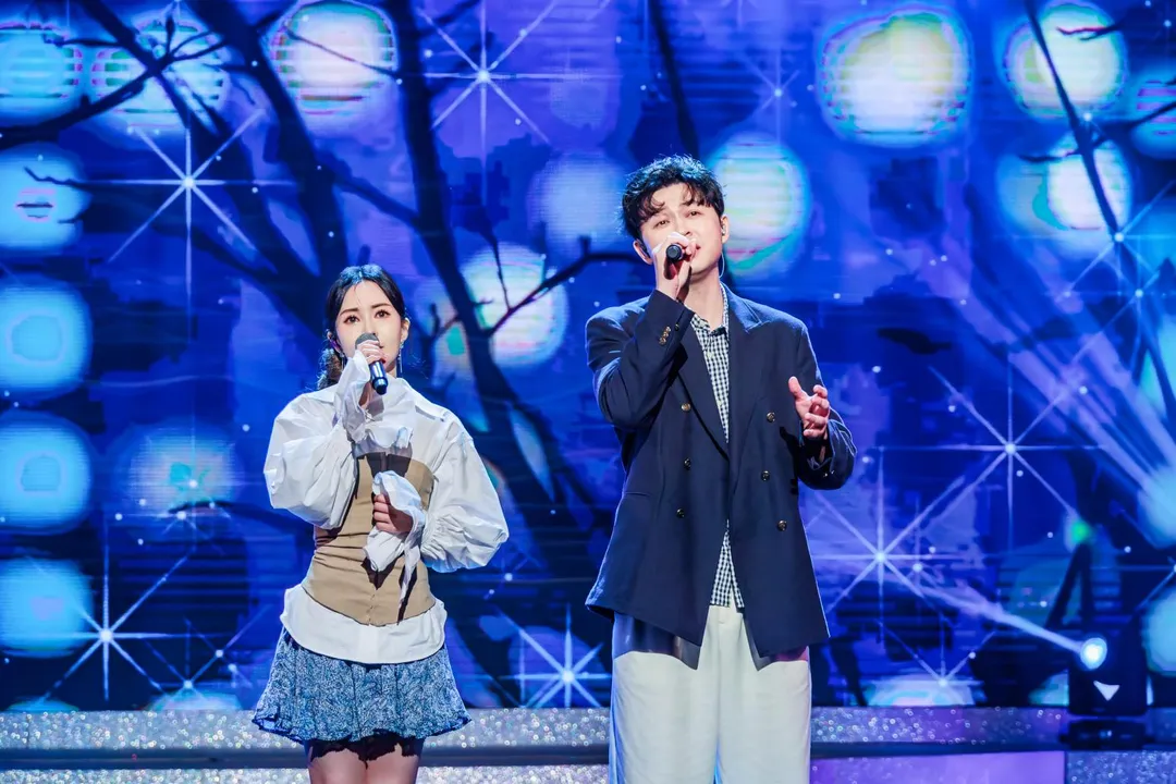 杜忻恬（左）與李子森（右）一同演唱歌曲。（圖／中視提供）