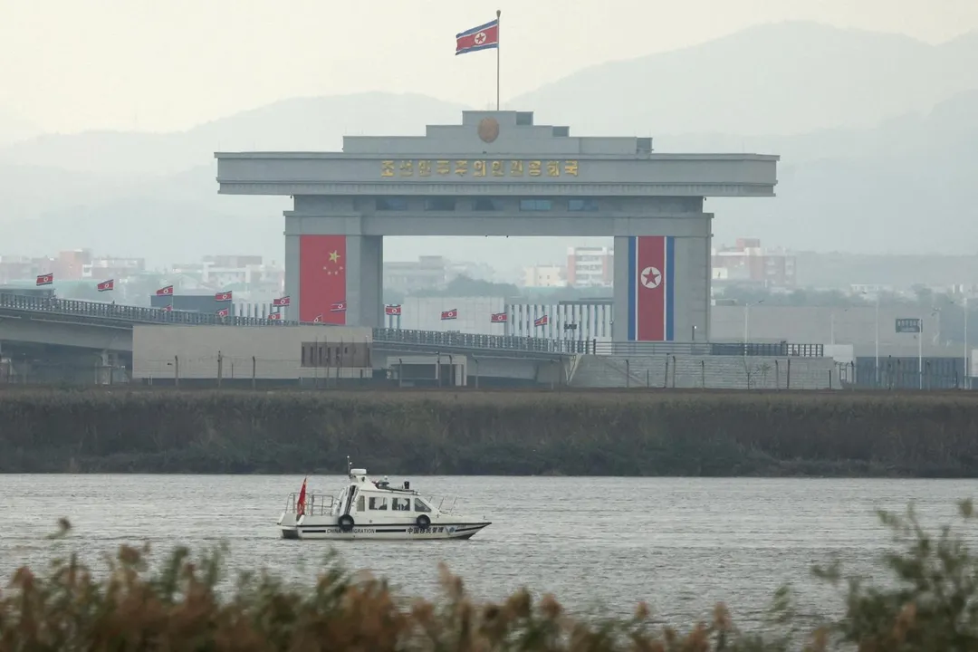 剛開通的新鴨綠江大橋末端連接北韓新義州海關大樓。（圖／路透社）