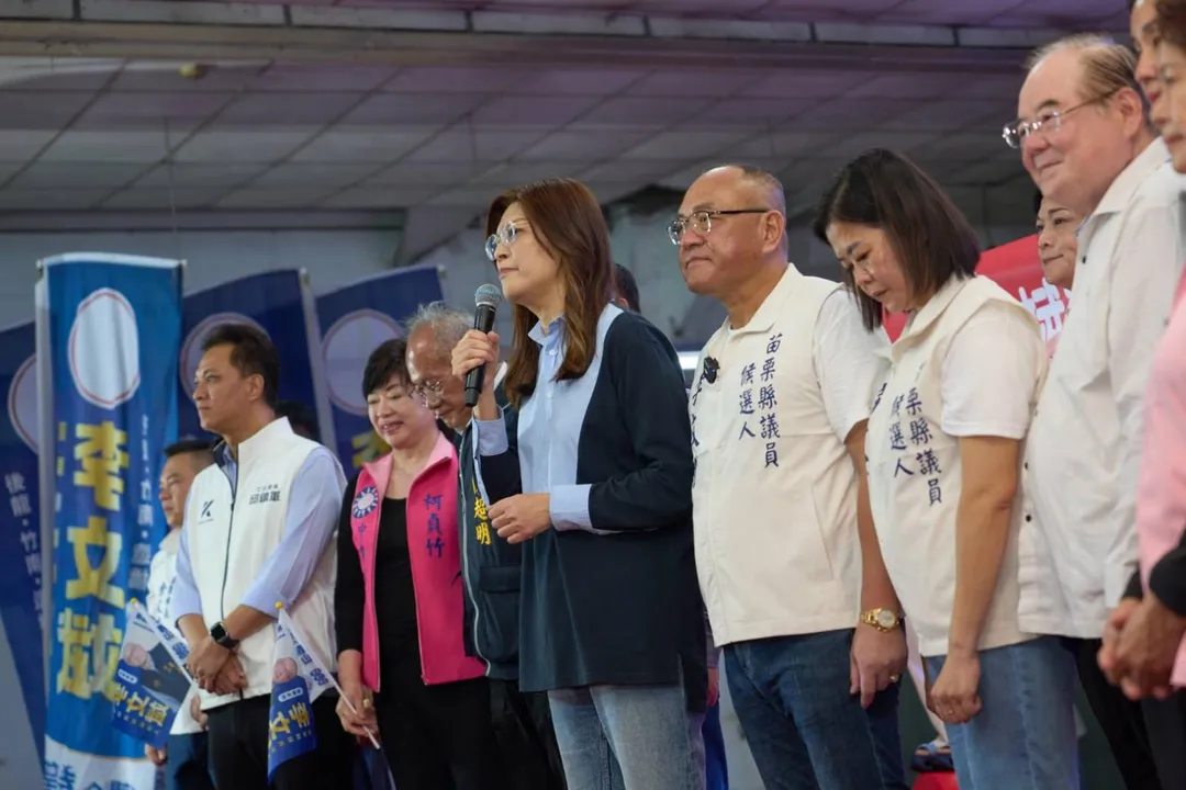 國民黨主席鄭麗文今（24日）上午出席苗栗縣議長、議員參選人李文斌競選總部成立大會，自曝是後龍媳婦。（圖／國民黨提供）