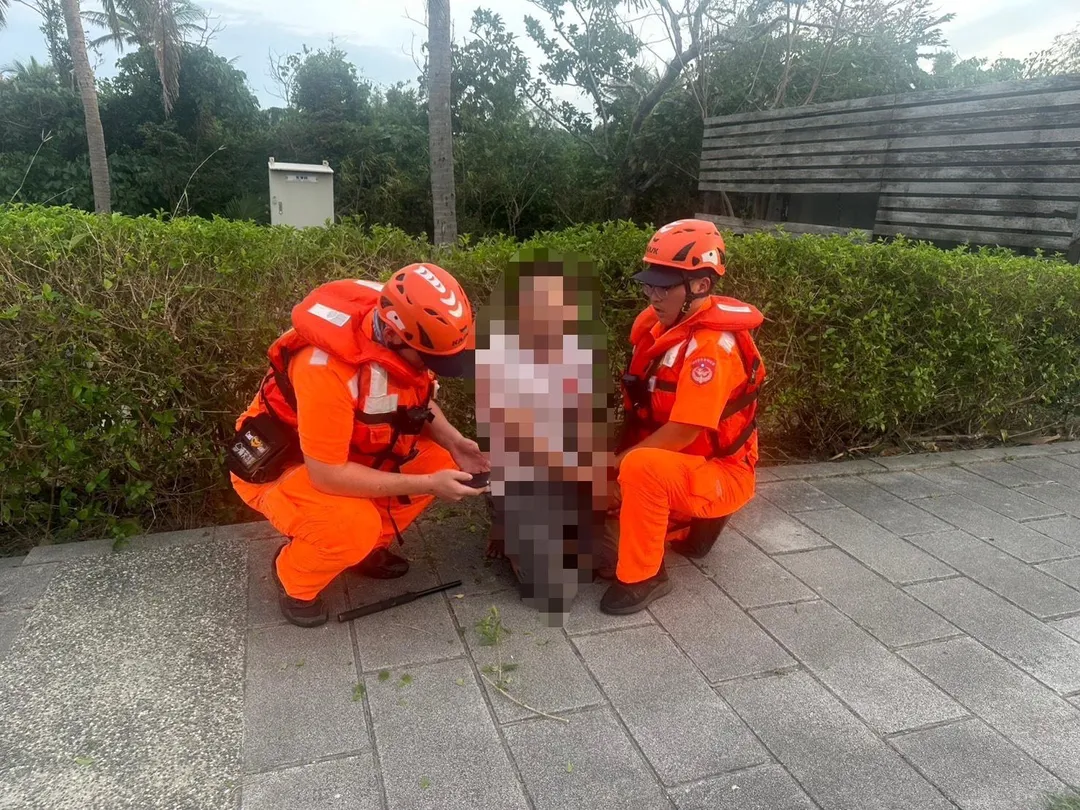 海巡署第一三岸巡隊昨（23）日下午於小野柳海堤巡查時，發現一名越南籍失聯移工。（圖／翻攝畫面）
