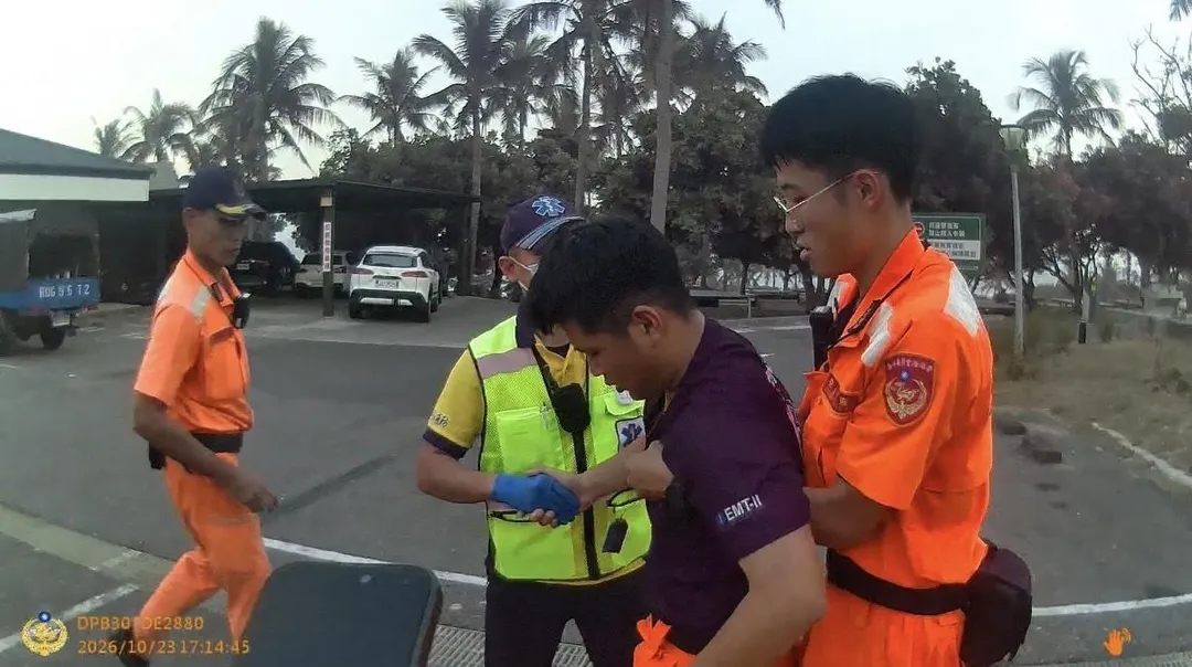 支援本次圍捕任務的伽藍安檢所同仁，在穿梭進入樹林區進行搜捕時，不慎遭到蜂群圍攻螫傷。（圖／翻攝畫面）