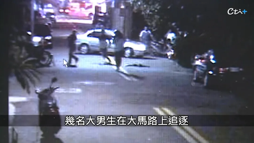 林偉盟求愛不成，竟埋伏潑灑學姊硫酸，遭熱心民眾追捕制伏。(圖/老Z調查線)