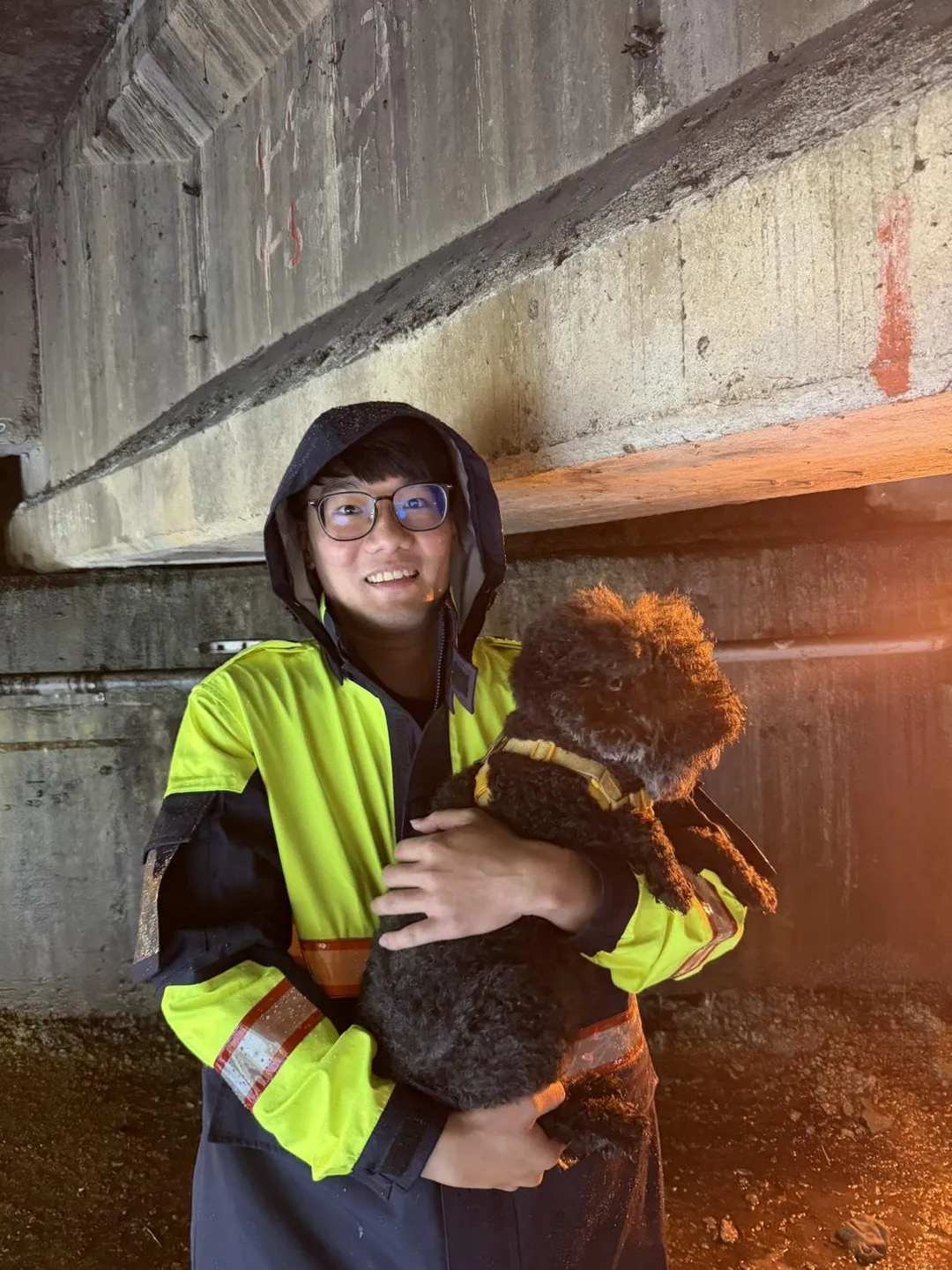颱風強降雨涵洞積水及腰！蘆竹警冒雨救出受困女駕駛與貴賓犬。（圖／警方提供，下同）