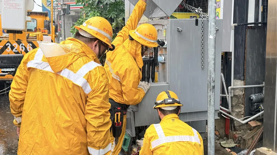 台中地區目前仍有4012戶有待復電。（圖／台電台中區營業處提供）