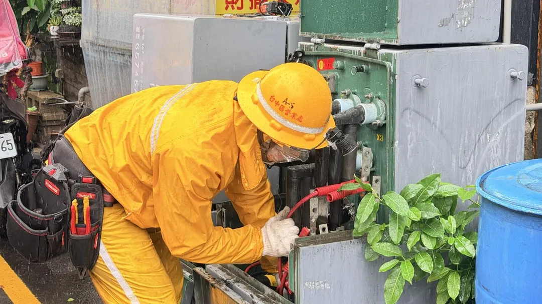 台電台中區處維修人員於北區民權路466號前更換亭置式變壓器照片。（圖／台電台中區營業處提供）