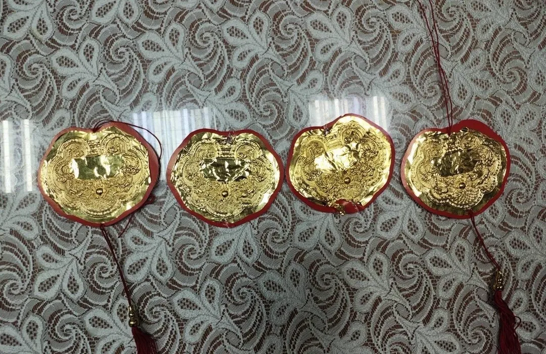 警方查扣遭竊4面金牌。（圖／翻攝畫面）