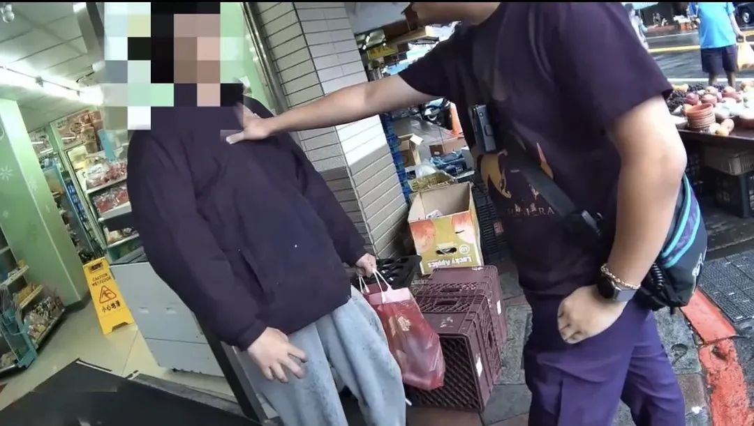 男子連續6餐到超商行竊遭警方逮捕。（圖／翻攝畫面）