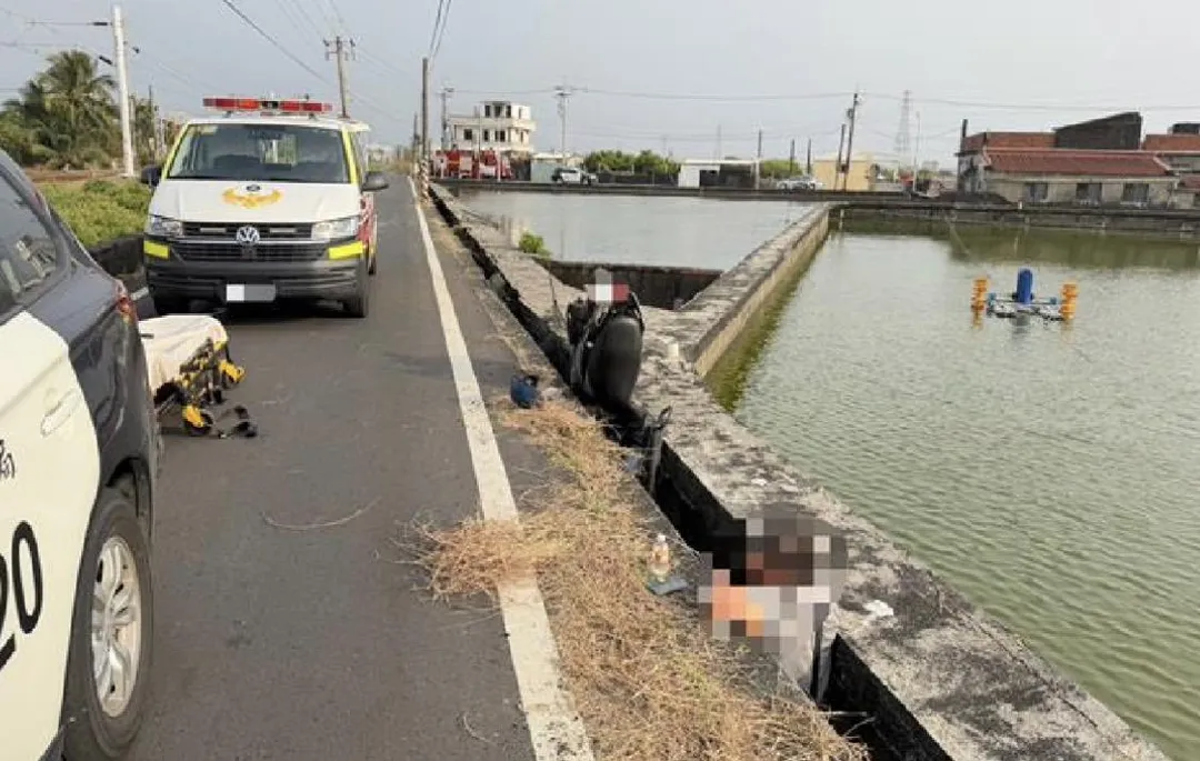 屏東一名員警酒駕騎機車自摔。（圖／翻攝畫面）