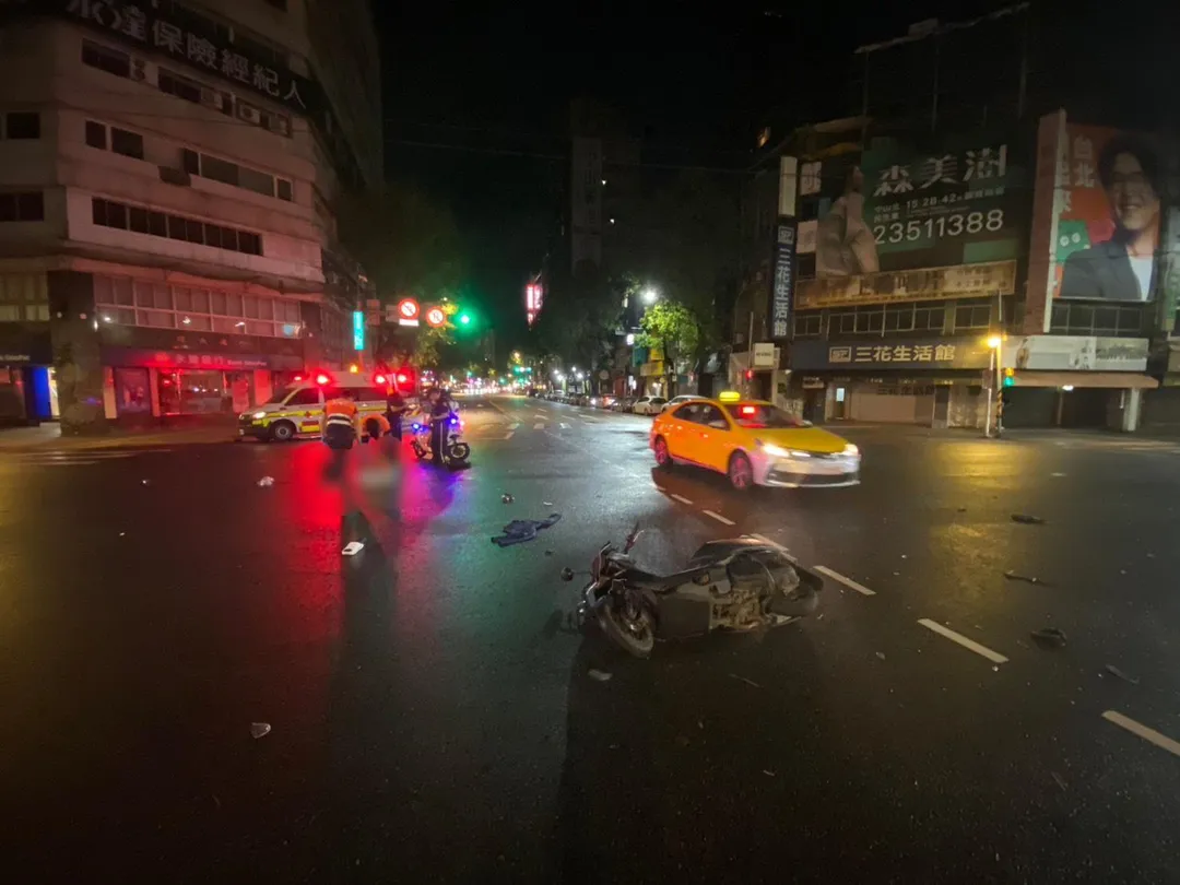 汽車未依號誌行駛，闖紅燈撞飛機車騎士。（圖／警方提供）