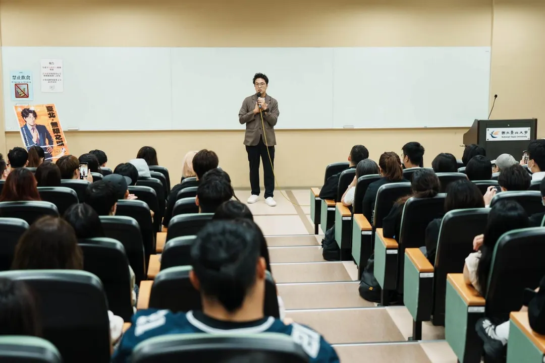 可能是一或多人、大家在讀書和文字的圖像