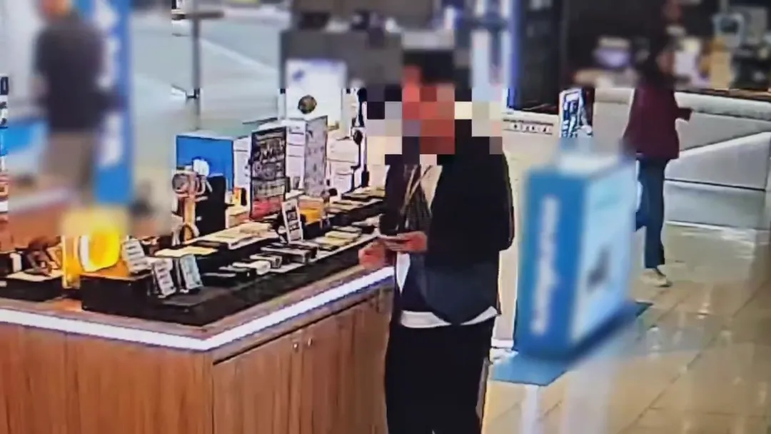 接著放在進口袋，再把兩者分離，最後若無其事拿著手機離開。（圖／警方提供）