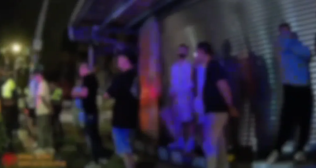 廖男擔心楊男吃虧，自行找來10多名友人一同趕往現場助陣，大批人馬聚集引發附近鄰居與住戶注意，住戶擔心爆發械鬥事件隨即報警。（圖／警方提供）