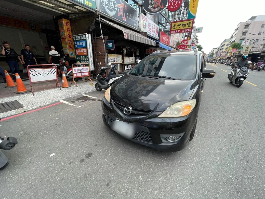 肇事車輛車頭受損，駕駛翁女酒測值高達0.28毫克。（圖／警方提供）