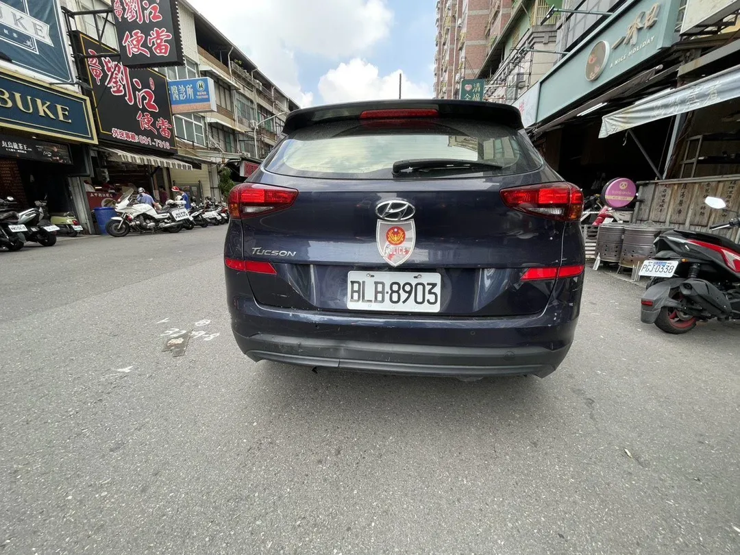 五甲派出所員警處理事故時，停靠路邊的警車無辜遭撞。（圖／警方提供）