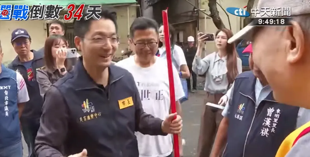 蔣萬安前往南港視察災後復原情況，還幫忙清掃落葉。（圖／中天新聞）