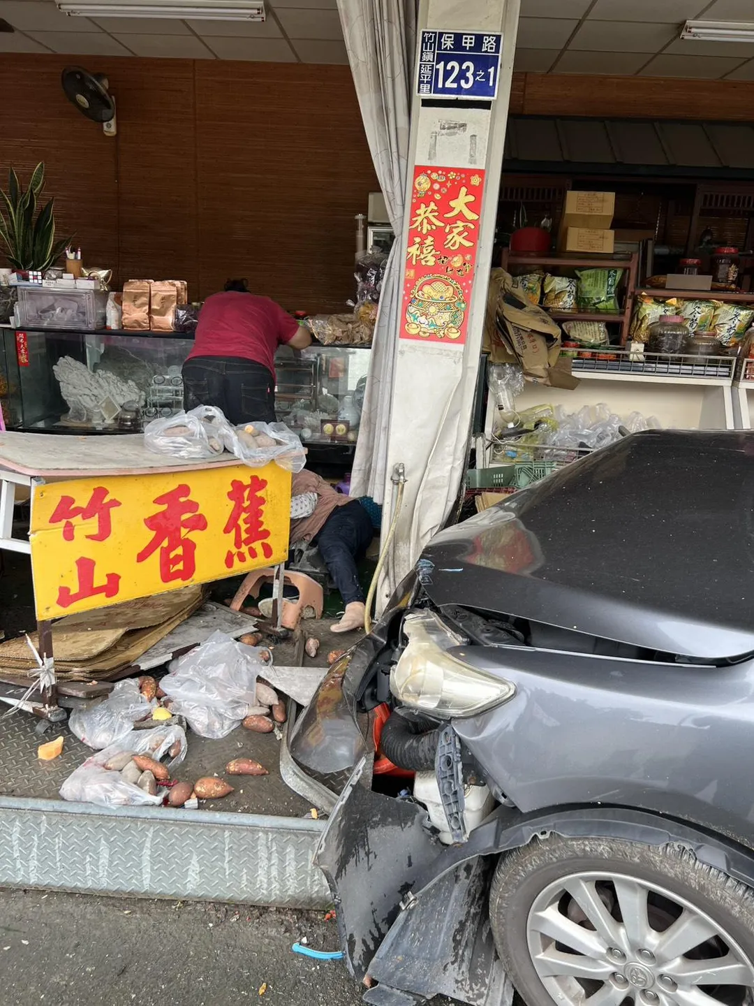 25日上午10時許，南投縣竹山鎮保甲路發生一起黑色自小客車疑因疲勞恍神，直接整台車撞入路旁特產商店的事故。（圖／警方提供）