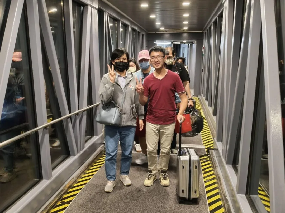 薔琵颱風影響沖繩返台航班,中市府緊急協調機位專車接駁,助58對聯合婚禮新人順利返家。(圖/台中市民政局提供)