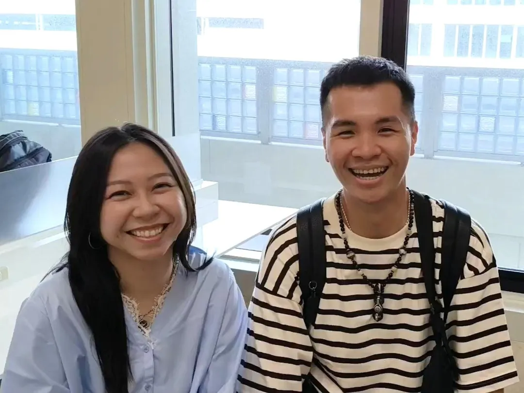 新人黃小姐及李先生分享,從空中證婚到貼心服務及紀念禮品,都感受到活動的用心,感謝市府與旅行社積極協調受颱風影響的返台航班,讓他們順利返家。(圖/台中市民政局提供)
