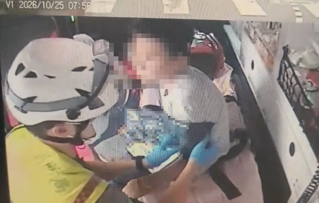 救護人員評估男童意識清楚，主訴頭部疼痛及左手肘擦傷；依家屬要求，由員林91救護車送往員榮醫院治療，無生命危險。（圖／警方提供）