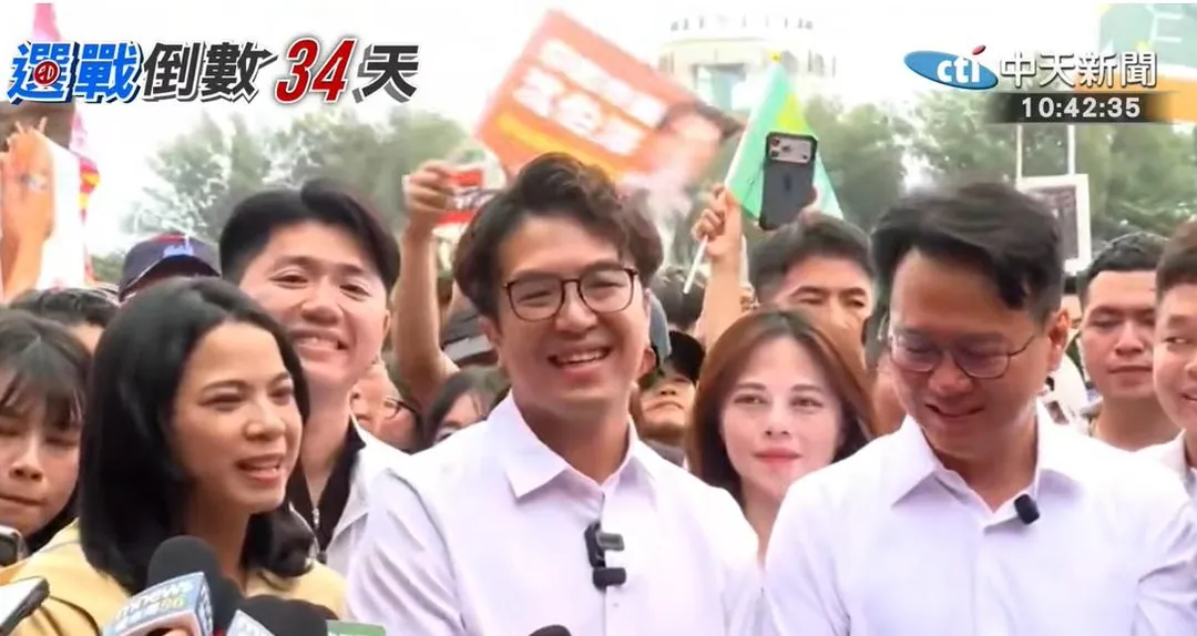 民進黨台北市長參選人沈伯洋25日前往新竹市幫黨籍新竹市長參選人莊競程輔選。（圖／中天新聞）