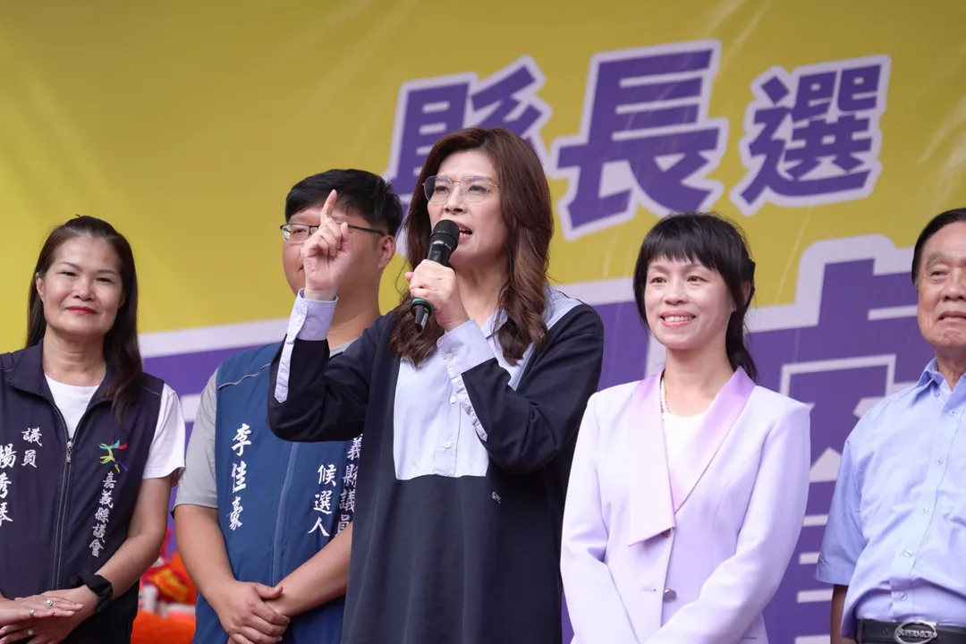 鄭麗文力挺吳品叡(圖右二)。(圖/國民黨)