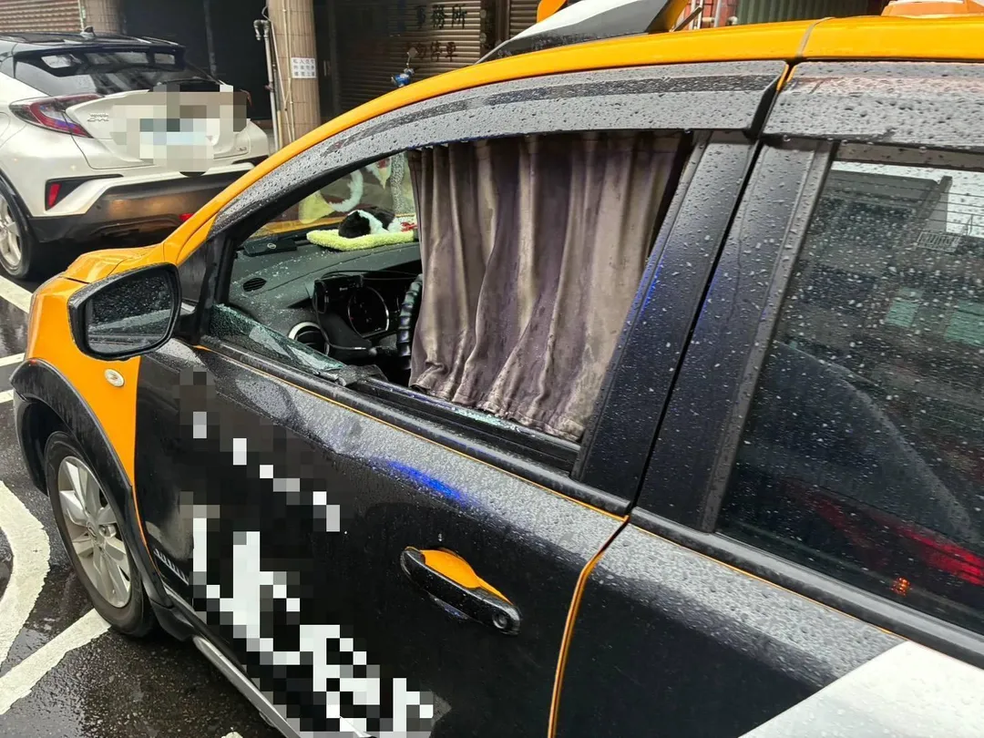 桃園永安路昨(24)日上午9時42分發生行車糾紛,20歲林男因超車問題攔下25歲詹姓計程車司機並持球棒砸車,導致詹男手臂受傷。(圖/警方提供)