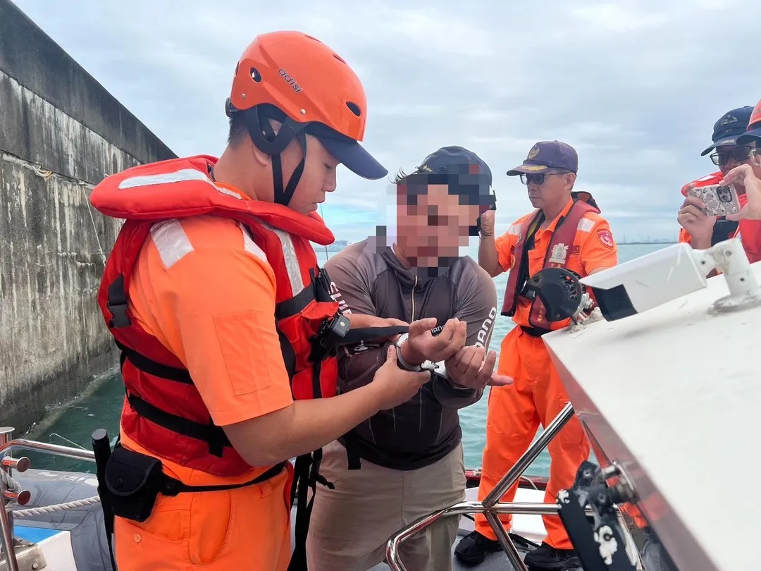 海巡人員針對民眾提供搭乘類船型浮具之出海遊憩人員資料實施身分查核，發現其中1名羅姓男子疑似因涉及幫助洗錢遭台灣橋頭地檢署發布通緝。（圖／海巡署提供）