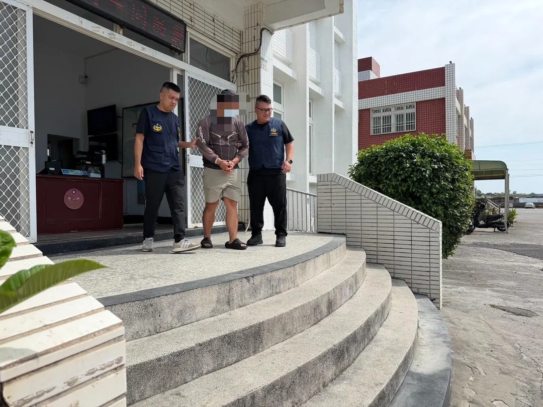 海巡署為維護社會治安與防堵不法分子逃避司法追訴而潛逃出境，持續強化各類船舶進出港檢查工作，並針對重點區域強化相關勤務部署，全力遏止不法分子藉機突破。（圖／海巡署提供）