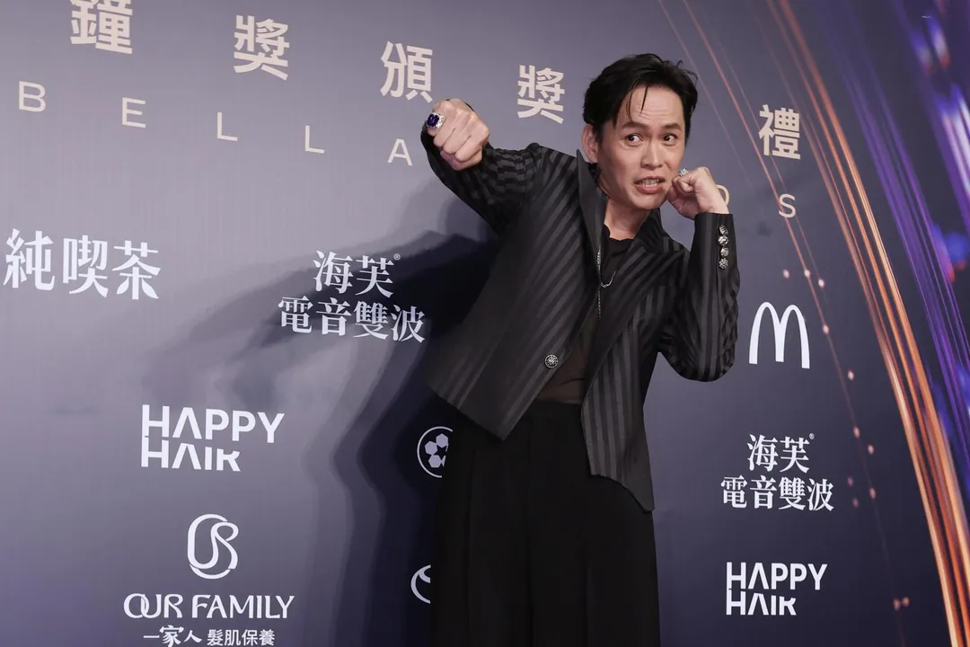 黃鐙輝以一身近千萬元行頭踏上紅毯,吸引眾人目光。(圖/中國時報 陳俊吉、羅永銘、鄧博仁攝)